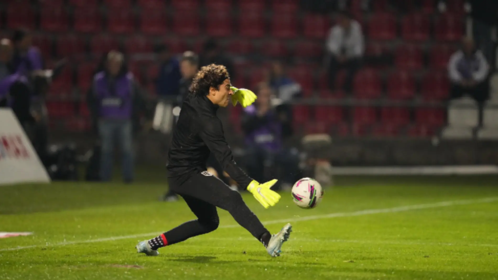 Guillermo Ochoa con el AVS